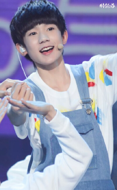 #TFBOYS川湘贺中秋# 你的笑比月饼还要甜，@TFBOYS-王源 中秋节快乐！