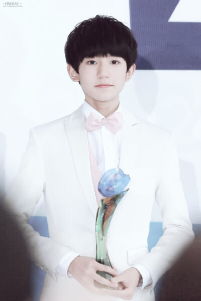 PianoPrince_王源资源博 #王源出演诛仙# #TFBOYS王源# #王源# 【高清】150330 东方风云榜1P @_OneDayRoy_ 分享图片