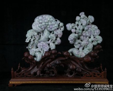 翡翠摆件：[千年灵芝]B001039 净货高宽厚：25/19/5 cm 整体高宽厚：38/49/13 cm 描述：糯种紫罗兰；如意枝头繁花闹，玉堂富贵不嫌少。此款摆件一套两件，刀法流畅，色彩鲜明夺目，十分养眼。刻有“蝠”、寓意意福在眼前，事事如意。 千年灵芝，万年如意，祥瑞非常。