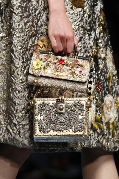 来自Dolce&amp;amp;Gabbana Spring 2016 RTW的服饰设计走秀精选，一场华丽的复兴演出，希望你会喜欢。。。