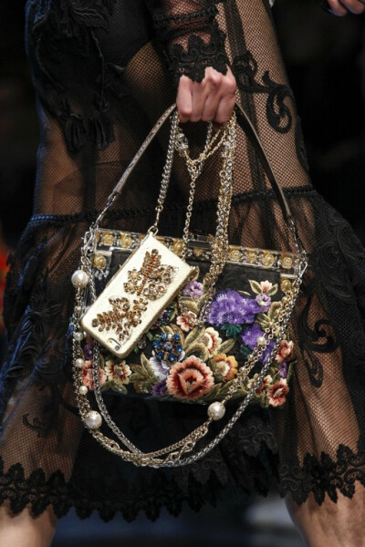 来自Dolce&amp;amp;Gabbana Spring 2016 RTW的服饰设计走秀精选，一场华丽的复兴演出，希望你会喜欢。。。