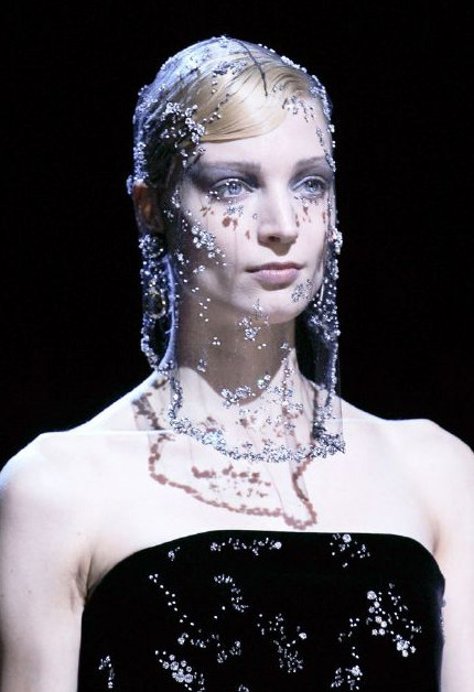 Armani Privé Haute Couture FW 2012｜一帘幽梦，令人惊艳的神秘水晶面纱