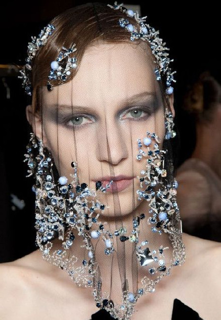 Armani Privé Haute Couture FW 2012｜一帘幽梦，令人惊艳的神秘水晶面纱