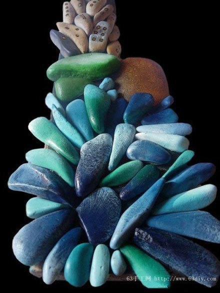 利用小石头DIY的创意拼贴画，很有趣很有爱啊！周末带上孩子去海边游泳溜达的时候，顺手捡点小石块回来，跟孩子一起玩玩亲子手工吧。利用上色后的小石块可以发挥创意，任意DIY，每一件手工作品都是独一无二的手工艺术品呢~