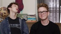 troye和Tyler Oakley一起做了些比较搞怪的事情第四张图是让戳爷弄出骨头的声音（一开始戳爷是掰手指的，可弄不出声，于是就让Tyler把收音器放在了背后）于是就有了图四这个表情图七是戳爷在给狗狗喂吃的，狗狗也是乖…