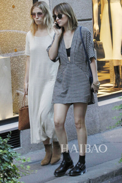 达科塔·约翰逊 (Dakota Johnson) 穿V领连身裙在米兰外出购物