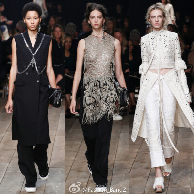 Alexander McQueen Spring 2016 | Paris | 在2016春夏系列，Sarah Burton为Alexander McQueen构筑了超级女英雄情节。