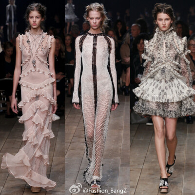 Alexander McQueen Spring 2016 | Paris | 在2016春夏系列，Sarah Burton为Alexander McQueen构筑了超级女英雄情节。