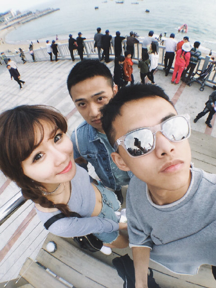 某女士你镜头感还真多哦[呵呵]虽然我也不差[呵呵]@穆雅斓 @烂烂烂KAFKA