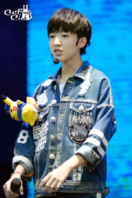 #TFBOYS王俊凯# #俊兔邀你吃月饼，管饱# @TFBOYS-王俊凯 不知道诸位爱卿喜欢何种口味的月饼 喜欢吃豆沙的往左边站 喜欢蛋黄味的往右边去 朕今儿高兴 管饱！