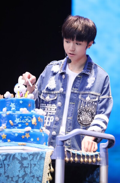 我们俊俊16岁生日快乐 @TFBOYS-王俊凯