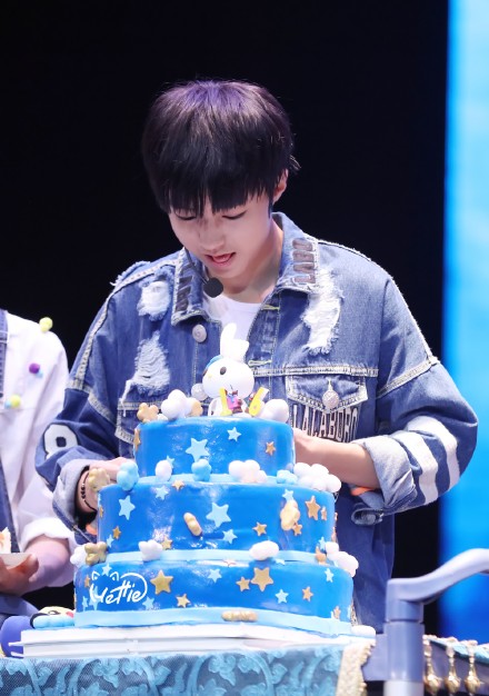 我们俊俊16岁生日快乐 @TFBOYS-王俊凯