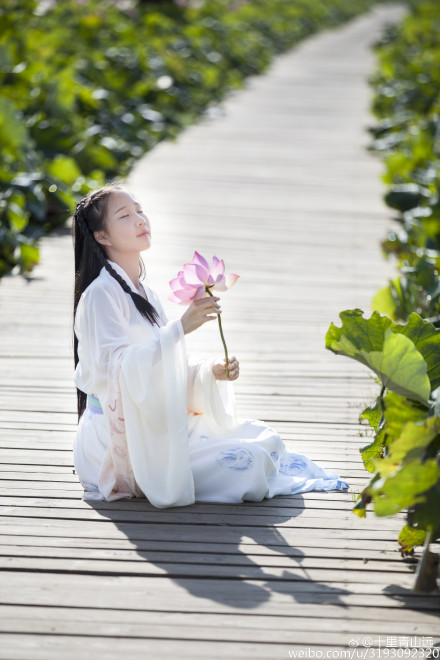 白酒一杯還徑醉，歸來(lái)散發(fā)婆娑。 出境：原po@十里青山遠(yuǎn)_ 攝影：柴峻峰 妝面：無(wú) 發(fā)型：母上大人 后期：泠越 服裝：@華興唐漢服工作室 @雲(yún)南漢服網(wǎng) @霄遙派掌門(mén) @漢服網(wǎng) @漢服攝影 @漢服薈 @漢服村 @潮平路帶沙_