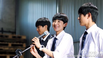 很喜欢@TFBOYS-王源 ，尤其不小心说错台词后的傻笑能把你“萌”一跟头！有时都觉得他别长大，就这么小小萌萌地做二次元小王子，多好！源源活泼戏感灵动，经常给你惊喜，比如一句“咱们去看搞笑电影吧”，他会自己加个尾巴“周星驰的！”三人打闹戏也全靠他鬼灵精怪挑气氛！源源更大惊喜在将来！打赌！