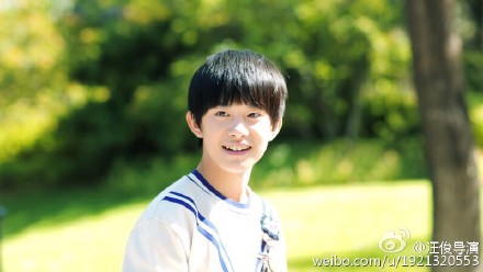 说说千玺@TFBOYS-易烊千玺 ：高冷、不苟言笑，带点神秘感…偶尔笑起来杀伤力也极强！聪明，记词神速！因这次剧本是边拍边写所以即兴东西很多，我们临时给他多加了一场戏，并且是边走边说的长镜头（中间不能断）。没想到第一遍下来他台词居然一字不差，我这老伙伴都惊呆了！后悔啊，应该多加几场…