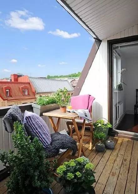 阳台总是被改造成洗衣房，虽然够实用，难免缺乏情调，家有两个阳台的业主不妨试试把一个阳台改造成小花园，春天繁花盛开，美景悦人心！