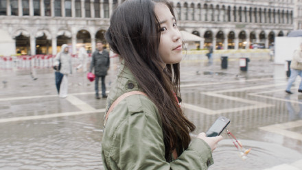 ♡『onIyU资源』IU 一天结束MV Original Still Cut ，饭今天新更的一天结束mv旧图，这个mv算是非常精品的mv了~ 每一帧都很好看，张张都能做电脑壁纸全42P打包:O网页链接 [来源:推特 cr.삶의아름다움 打包:七柯]