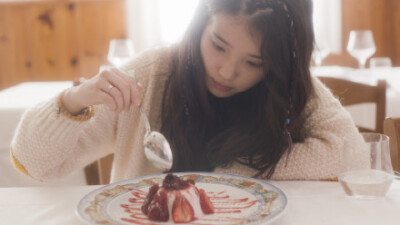 ♡『onIyU资源』IU 一天结束MV Original Still Cut ，饭今天新更的一天结束mv旧图，这个mv算是非常精品的mv了~ 每一帧都很好看，张张都能做电脑壁纸全42P打包:O网页链接 [来源:推特 cr.삶의아름다움 打包:七柯]