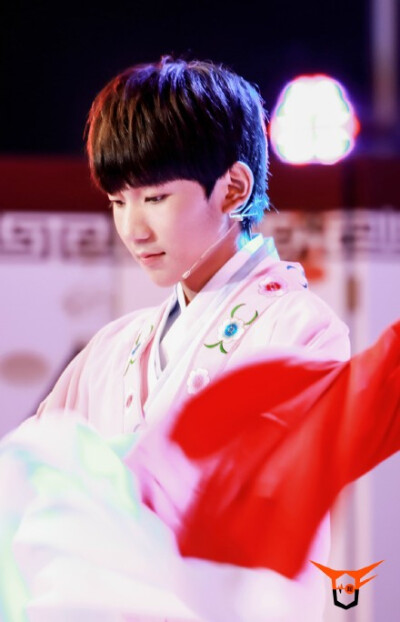 #TFBOYS王源# 昨夜，一只粉雕玉琢的蔚儿叩响我的窗门，自称从九天之上的圆月而来，下凡寻觅它不慎落入凡间化为人形的哥哥。我问其兄模样，玉兔说道：“眸如灿灿之星，唇如弯弯之月，睫若垂垂之柳，耳若玲玲之玉。目…