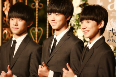 #TFBOYS# 一曲碧水谣，一阙长安调。 一展流云袖，一袭珠月袍。 一弯牡丹桥，一笼纱灯照。 一壶花间酒，一生醉一笑。