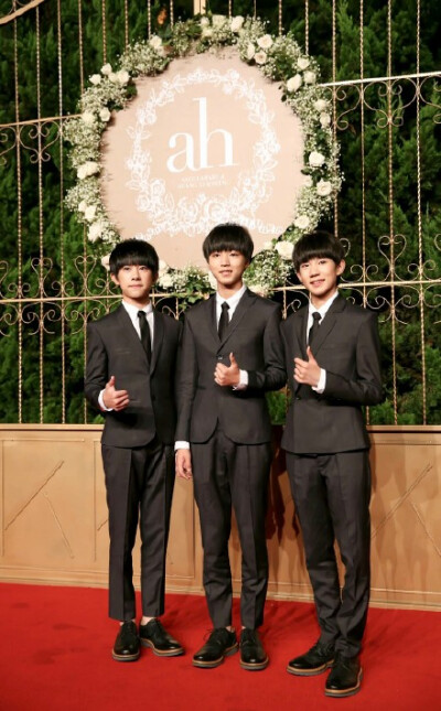 #AlexanderGrade2# 151008每日图包【饭拍高清307P 饭绘4P 饭制饭修21P 饭拍及饭制视频见评论 度盘下载见评论】晚上好O微博搜索 - TFBOYS - 微博 L少年说 官方版-TFBOYS 高清MV-音悦台 K少年说 KLove With You-TFB…