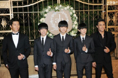 #AlexanderGrade2# 151008每日图包【饭拍高清307P 饭绘4P 饭制饭修21P 饭拍及饭制视频见评论 度盘下载见评论】晚上好O微博搜索 - TFBOYS - 微博 L少年说 官方版-TFBOYS 高清MV-音悦台 K少年说 KLove With You-TFB…