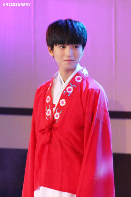 #王俊凯##TFBOYS王俊凱# 你惊鸿一瞥，似秋雨点落人间，在梦境里面，滚烫了一双眼，融化的故事叫做永远。@TFBOYS-王俊凯