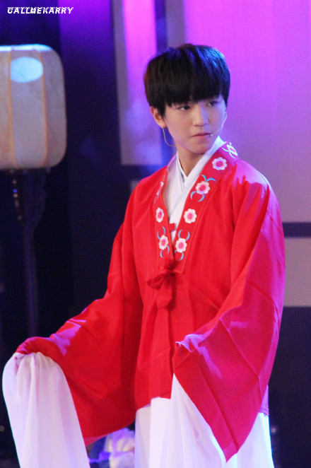 #王俊凯##TFBOYS王俊凱# 你惊鸿一瞥，似秋雨点落人间，在梦境里面，滚烫了一双眼，融化的故事叫做永远。@TFBOYS-王俊凯