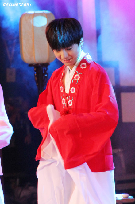 #王俊凯##TFBOYS王俊凱# 你惊鸿一瞥，似秋雨点落人间，在梦境里面，滚烫了一双眼，融化的故事叫做永远。@TFBOYS-王俊凯