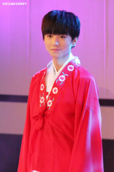 #王俊凯##TFBOYS王俊凱# 你惊鸿一瞥，似秋雨点落人间，在梦境里面，滚烫了一双眼，融化的故事叫做永远。@TFBOYS-王俊凯