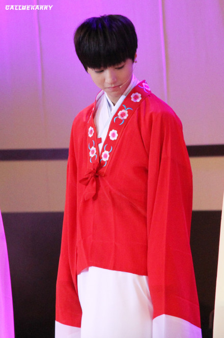 #王俊凯##TFBOYS王俊凱# 你惊鸿一瞥，似秋雨点落人间，在梦境里面，滚烫了一双眼，融化的故事叫做永远。@TFBOYS-王俊凯