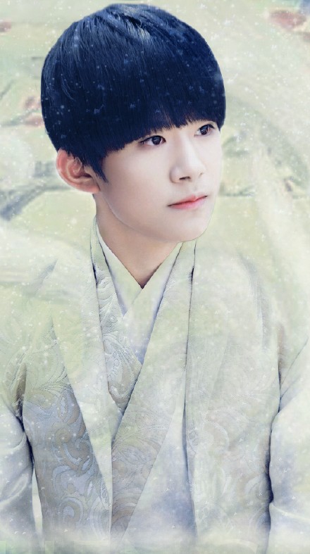 #TFBOYS易烊千玺# 今天送给大家几张千千的桌面，知道为什么背景是小狐狸吗？因为我就是小七呀！KLove With You-TFBOYS