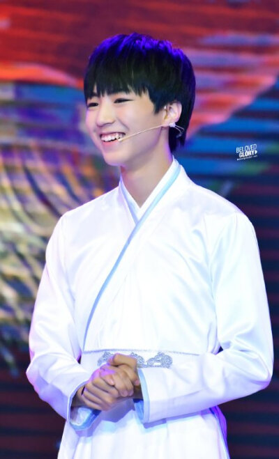 #王俊凯# #TFBOYS王俊凯# 流水点碎琼，落花掠惊鸿。竹篁隐真仙，桃源藏玉龙。@TFBOYS-王俊凯