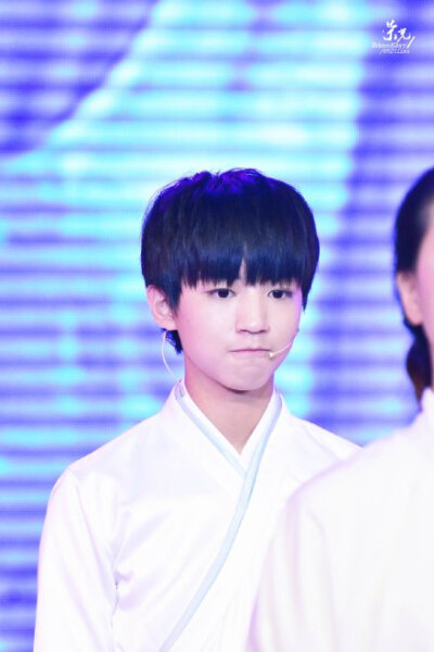 #王俊凱# #TFBOYS王俊凱# 公子雖以俊朗驚人，然勤而好學(xué)，儉而自律，未持天資而自傲，反刻苦以令人銘心。至此，一身風(fēng)華天生，滿腹經(jīng)綸自得，非池中之物也。@TFBOYS-王俊凱