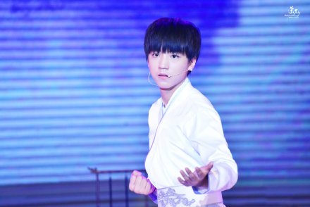 #王俊凯# #TFBOYS王俊凱# 公子虽以俊朗惊人，然勤而好学，俭而自律，未持天资而自傲，反刻苦以令人铭心。至此，一身风华天生，满腹经纶自得，非池中之物也。@TFBOYS-王俊凯