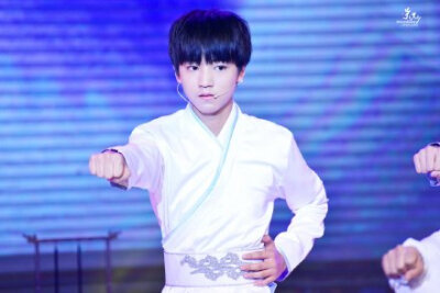 #王俊凱# #TFBOYS王俊凱# 公子雖以俊朗驚人，然勤而好學(xué)，儉而自律，未持天資而自傲，反刻苦以令人銘心。至此，一身風(fēng)華天生，滿腹經(jīng)綸自得，非池中之物也。@TFBOYS-王俊凱