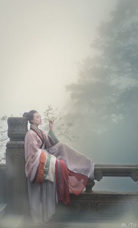 藐姑射之山，有神人居焉。肌肤若冰雪，淖约若处子；不食五谷，吸风饮露；乘云气，御飞龙，而游乎四海之外；其神凝，使物不疵疠而年谷熟 后期 摄影：原PO 妆型：@Nayumi半小夕 @临溪摄影出品 峨眉拍摄客片之魏晋风 服装：@司南阁汉服 #汉服摄影#