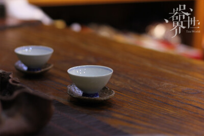 【器世界】精品茶具#景德镇手工青花瓷 陶瓷茶杯#品茗杯 功夫茶杯 品茶之细，由杯开始。同样泡好一杯茶，注入不同茶杯，产生不同汤色滋味。现代生产的白瓷杯与清代德化白瓷杯，茶汤颜色、滋味、香气等尽露差异：明明…