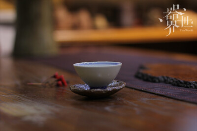 【器世界】精品茶具#景德镇手工青花瓷 陶瓷茶杯#品茗杯 功夫茶杯 品茶之细，由杯开始。同样泡好一杯茶，注入不同茶杯，产生不同汤色滋味。现代生产的白瓷杯与清代德化白瓷杯，茶汤颜色、滋味、香气等尽露差异：明明…