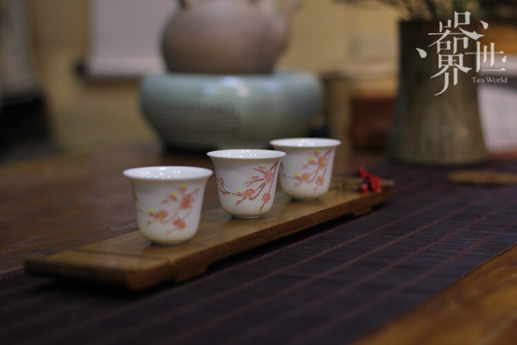 【器世界】精品茶具#景德镇 手绘骨瓷器茶杯#骨瓷茶具 茶杯品杯（高4.8cm 器身直径6.7cm 重量49.3g 容量72.3ml)手绘骨瓷茶杯置于客厅、客房、书房，房子一角；闲来观赏它的古朴清雅，心情如此恬静愉悦……器世界在做的是寻找、发现、分享,器世界愿把精致美器献给懂得生活的人！