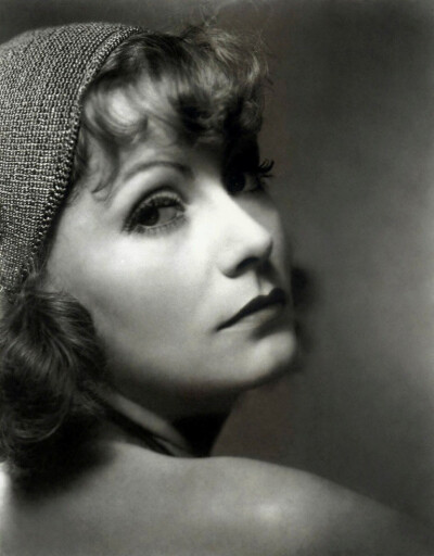 葛丽泰·嘉宝 Greta Garbo1905-9-18（瑞典）——1990-4-15（因肺炎于美国纽约逝世） 原名葛丽泰·洛维萨·格斯塔夫森，出生在瑞典一个贫困的工人家庭。14岁的时候父亲去世，她被迫离开学校去百货公司打工，做广告模特，…