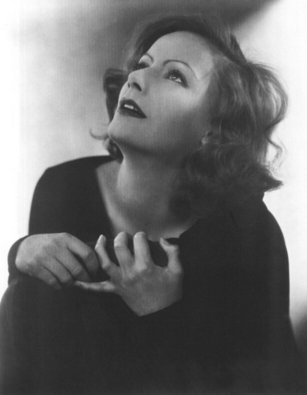 葛丽泰·嘉宝 Greta Garbo1905-9-18（瑞典）——1990-4-15（因肺炎于美国纽约逝世） 原名葛丽泰·洛维萨·格斯塔夫森，出生在瑞典一个贫困的工人家庭。14岁的时候父亲去世，她被迫离开学校去百货公司打工，做广告模特，她在一个广告短片中的形象被一名戏剧导演看中，并邀请她在自己的一部电影中担任一个小角色。1935年的《茶花女》和《安娜·卡列尼娜》是嘉宝最为人称颂的作品。前者让她再次提名奥斯卡，而后者则充分展现了她演技中复杂神秘的一面。嘉宝的最后一次奥斯卡提名来自1939年的《妮诺奇嘉》，而1941年拍完《双面女人》后，正值巅峰时期的嘉宝突然隐退，成为了好莱坞一个永远的谜。