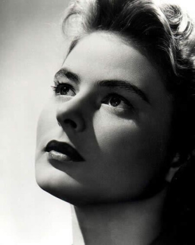 【英格丽·褒曼 Ingrid Bergman】1915.8.29--1982.8.29 瑞典女演员，毕业于瑞典皇家戏剧学院。是继葛丽泰·嘉宝之后在好莱坞及国际影坛大放光芒的另一位瑞典巨星。