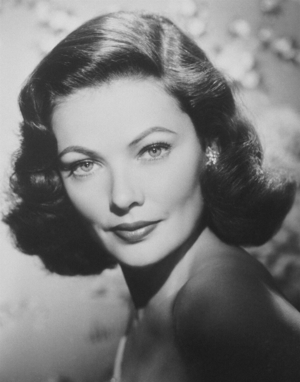 【吉恩·蒂尔尼 Gene Tierney 】 1920-11-19--1991-11-6 生于纽约州布鲁克林，曾就读于康涅狄格州及瑞士的私立学校。1939年在百老汇登台演出舞台剧，次年首登银幕，出演《弗兰克．詹姆斯的回来》。之后15年，她一直为福斯公司拍片。1945年以《狂恋》获奥斯卡最佳女主角提名。