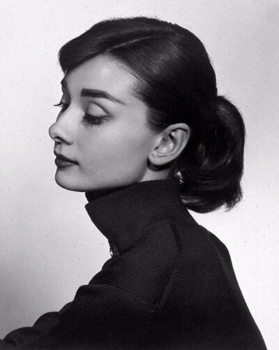 【奥黛丽·赫本 Audrey Hepburn 】1929-5-—1993-1-20奥黛丽·赫本生于比利时布鲁塞尔，父亲约瑟夫·维克特·安瑟尼·赫本-鲁斯顿是一位英国银行家，母亲艾拉·凡·赫姆斯特拉是荷兰贵族后裔，袭有男爵的封号，家族谱系甚至…