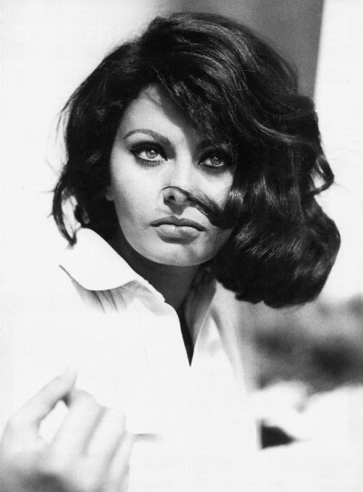 【索菲亚·罗兰（Sophia Loren）】，1934年9月20日]出生于意大利罗马。意大利著名女演员。