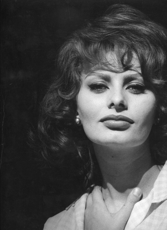 【索菲亚·罗兰（Sophia Loren）】，1934年9月20日]出生于意大利罗马。意大利著名女演员。