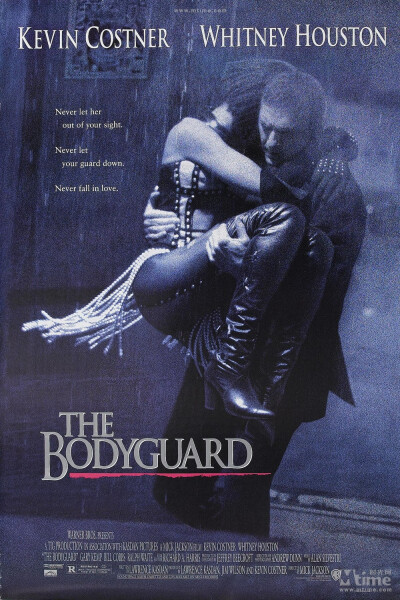 【保镖 (1992) The Bodyguard】弗兰克·法默是职业保镖，而雷切尔·马罗是全球知名的歌星，歌迷为她疯狂到痴醉的程度。其中的一位给她来信，说要取她的性命，于是，她请来弗兰克做她的保镖。两人虽都是本行业中的佼佼…