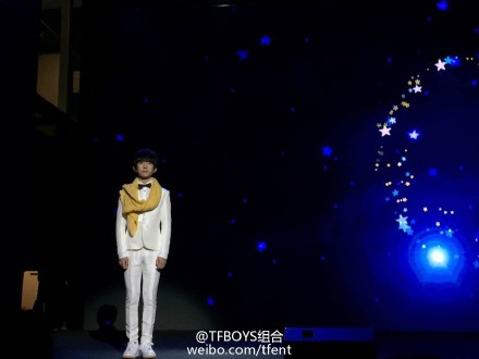 今天下午，@TFBOYS-易烊千玺 出席了动画电影《小王子》的中国首映式，在电影中，千玺将给电影主角小王子进行配音，到底千玺和小王子的碰撞会产生怎样的火花呢？10月16日，《小王子》全国公映，一起约去电影院吧