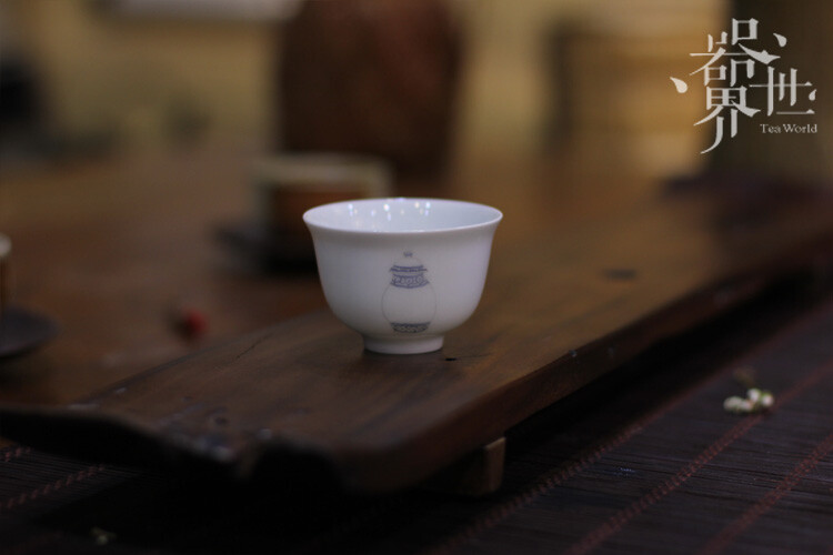 【器世界】精品茶具#景德镇 手工青花瓷茶杯#陶瓷茶具 大福道品杯 功夫茶杯（高4.4cm 器身直径7.1cm 重量47.8g 容量58.1ml）茶有茶道，器亦当体其道。器、道相宜，方能相得益彰。嗜茶者，爱品茗，好茶道，也极重茶器，无意或有意中体现和完成了茶器道与实用并重之目的。